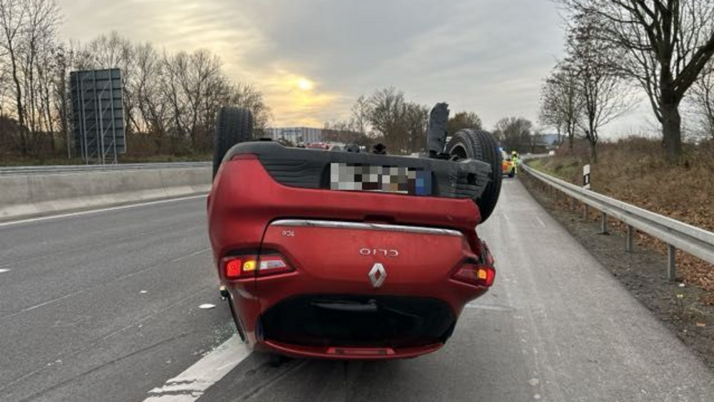 Der Clio landete bei dem Unfall auf dem Dach. 