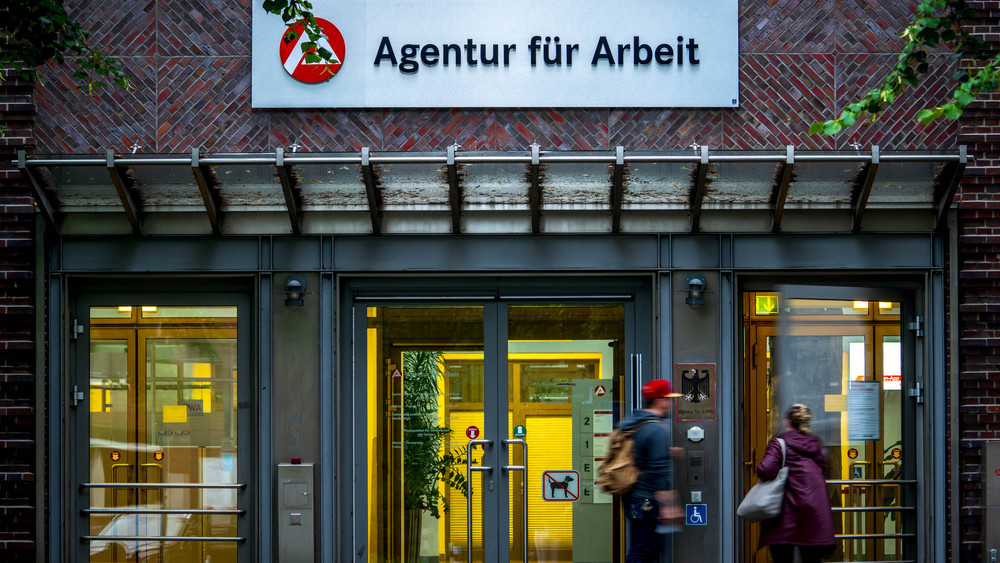 Die Arbeitslosenzahlen sind im August gestiegen. Im Vergleich zum Vorjahr sind rund 11.340 Menschen mehr in Hessen arbeitslos (Symbolbild).