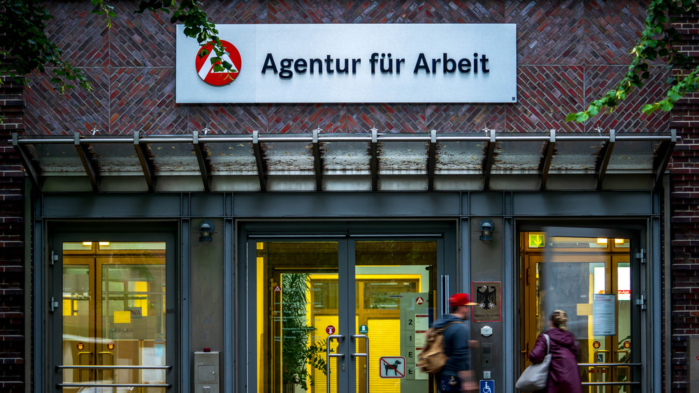 Der hessische Arbeitsmarkt tut sich schwer: auch wegen der aktuellen internationalen Krisen.