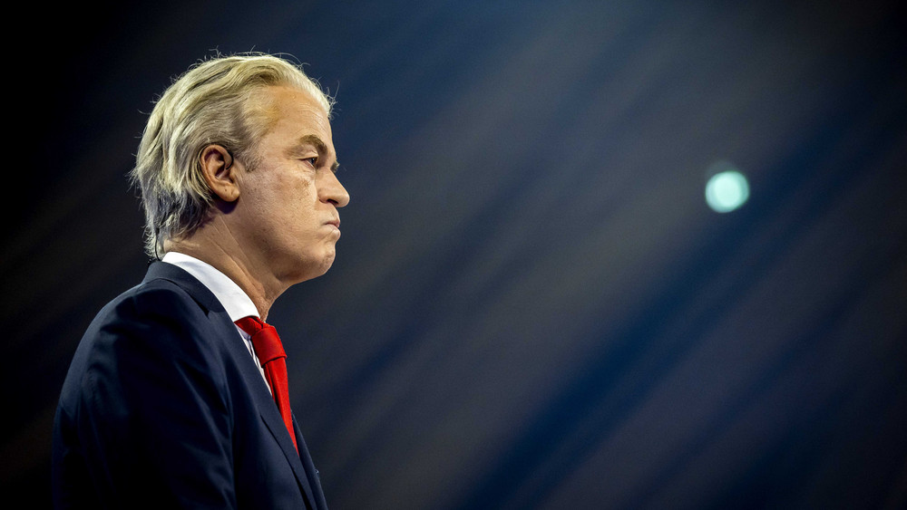 Wilders im Profil mit ernster Mine.