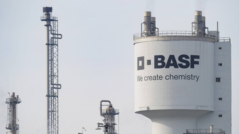 Ein Turm mit der Aufschrift "BASF» steht neben Schornsteinen auf dem Werksgelände des Chemiekonzerns BASF in Ludwigshafen