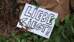 Blumen, Trauer und Tränen nach Angriff am Rande des CSD