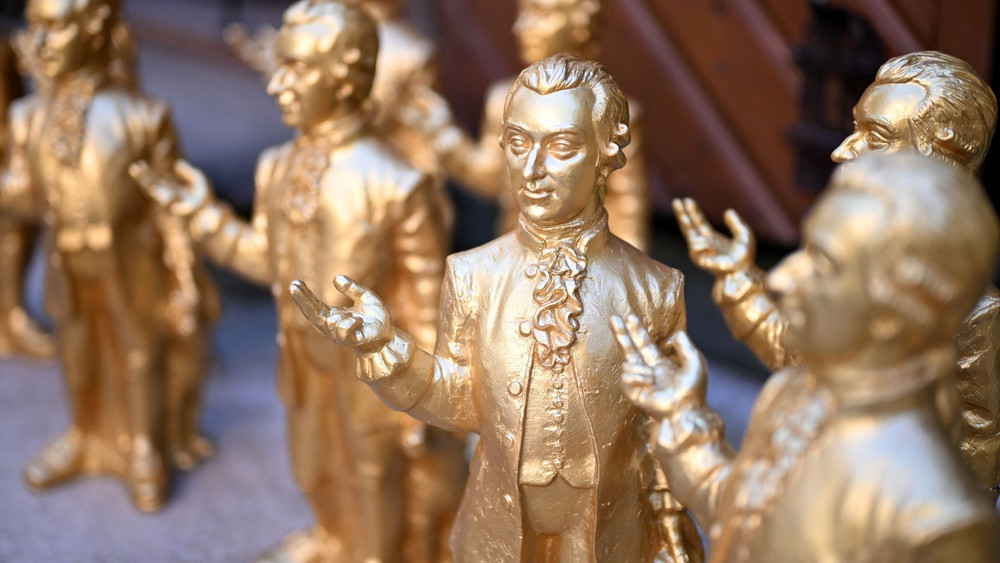 Salzburg feiert 270. Geburtstag Mozarts mit goldenen Figuren