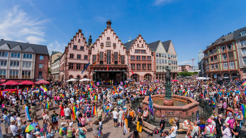 Bunt, sonnig, ausgelassen, so war es auf dem Römerberg. Es ging in Reden aber auch um die Stimmung in der Gesellschaft.