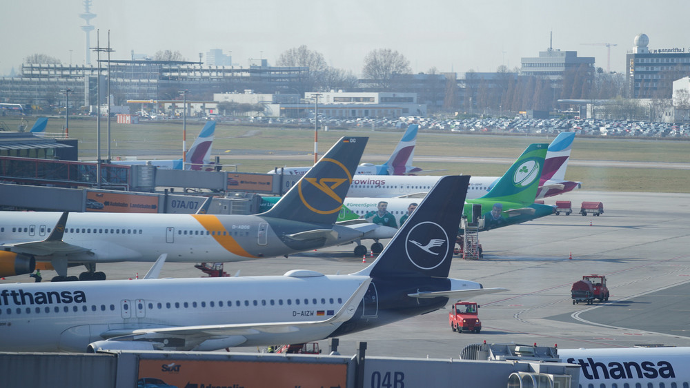 Zahlreiche Passagierflugzeuge stehen auf dem Vorfeld an einem Terminal des Flughafens Hamburg Airport. (Archivbild)