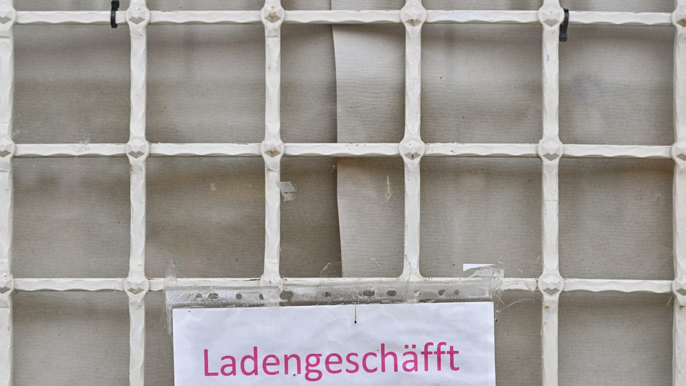 Unschöne, zugeklebte Schaufenster sollen in Mainz künftig der Vergangenheit angehören (Symbolbild).