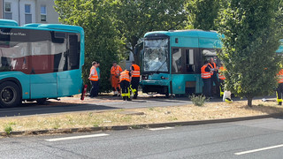 Straßenbahn vs. Bus: Acht Verletzte bei Zusammenstoß in Frankfurt