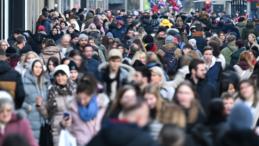 Menschen bummeln über die Frankfurter Zeil. 