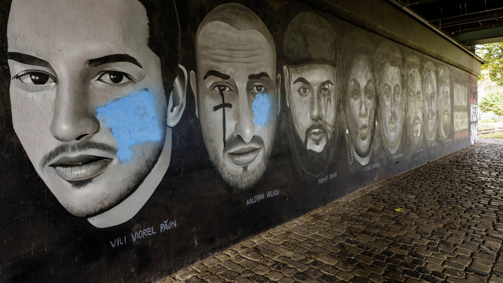 Einige Portraits der ingesamt neun Opfer des Anschlags von Hanau unter der Frankfurter Friedensbrücke sind beschmiert worden.