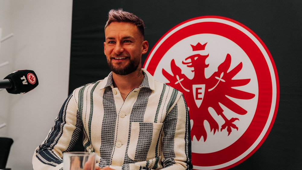 An seine Zeit bei Eintracht Frankfurt erinnert sich Danny Blum gerne zurück und berichtet davon im offiziellen SGE Podcast