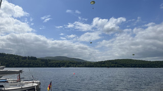 Fallschirmspringer der Bundeswehr üben Landung im Edersee