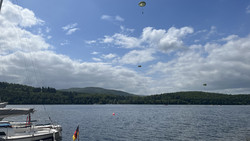 Fallschirmspringer der Bundeswehr üben Landung im Edersee