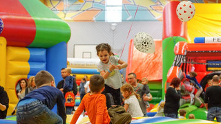 Rumhüpfen für den guten Zweck: Hüpfburgparty in Wabern