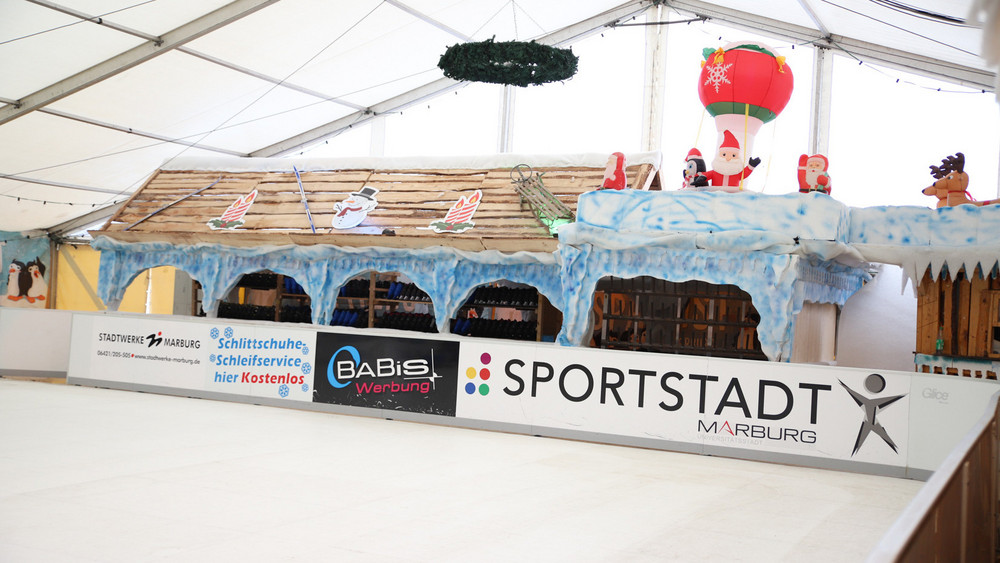 Die Eisbahn im Marburger Eispalast ist mit bunten Weihnachtsdekorationen geschmückt.