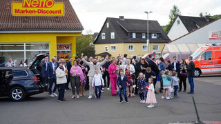 Hochzeit mit Hindernissen in Bad Emstal: Fettbrand und Parkplatzparty