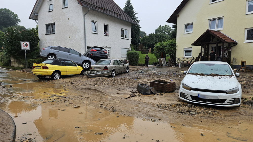 Heftiger Starkregen hatte in Nordhessen den kleinen Ort Trendelburg-Gottsbüren innerhalb kürzester Zeit überflutet.