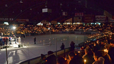 Gänsehaut und Kerzen: Weihnachtssingen beim EC Bad Nauheim