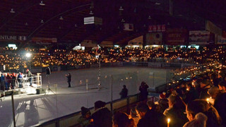 Gänsehaut und Kerzen: Weihnachtssingen beim EC Bad Nauheim