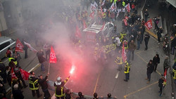 Feuerwehrleute demonstrieren am Eiffelturm für mehr Mittel