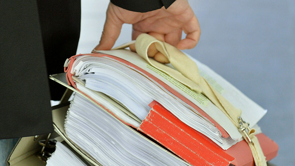 Die Staatsanwaltschaft Fulda hat einen Antrag auf Erlass von Strafbefehlen gegen drei Familienmitglieder eines 19-Jährigen gestellt. Sie sollen den behinderten Jugendlichen mehrfach eingesperrt haben - er verstarb beim Essen von Brei, vermutlich durch einen Krampfanfall (Symbolbild). 