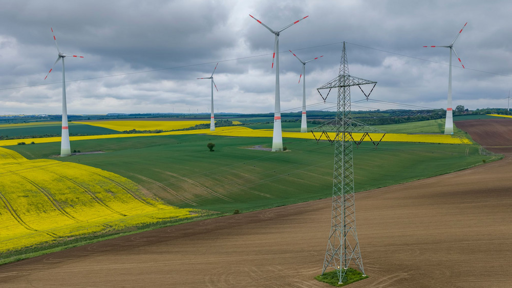Windpark hinter Höchstspannungsleitung