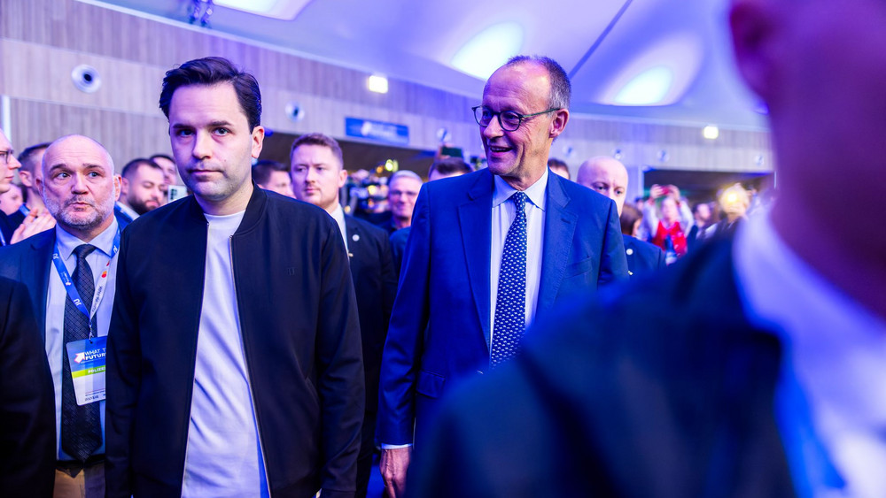 JU-Chef Johannes Winkel (links) ist im Rentenstreit grundlegend anderer Meinung als Kanzler Merz.