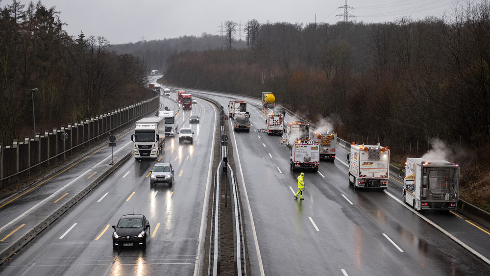 Tagelang dauerten die Reinigungsarbeiten auf der A7 bei Göttingen, nachdem ein LKW auf einer Strecke von knapp 60 Kilometern Pflanzenfett verloren hatte.