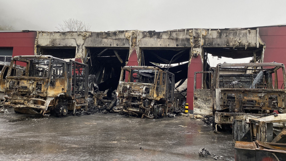 Bei dem Feuer wuren die Fahrzeughalle und alle Fahrzeuge komplett zerstört. Ein Millionenschaden.