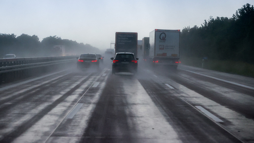 Nach ersten Erkenntnissen war der Fahrer wohl zu schnell auf der nassen Fahrbahn unterwegs.