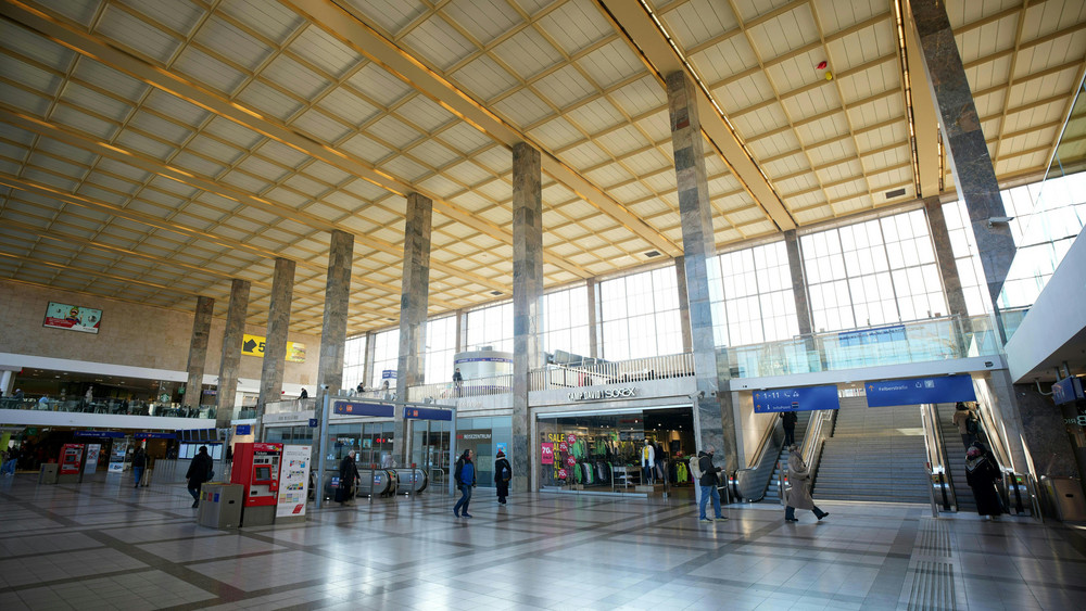 Blick in den Wiener Westbahnhof. Österreichs Verfassungsschützer haben nach eigenen Angaben einen geplanten islamistischen Anschlag auf den Wiener Westbahnhof verhindert.