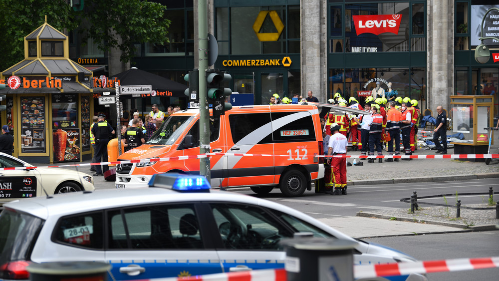 Polizei und Rettungsdienste sichern das Areal nach der Todesfahrt am Kurfürstendamm. (Archivbild)