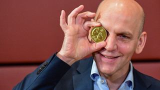 Bei Vertragsverlängerung: Kamada winkt Nobelpreisträger-Medaille