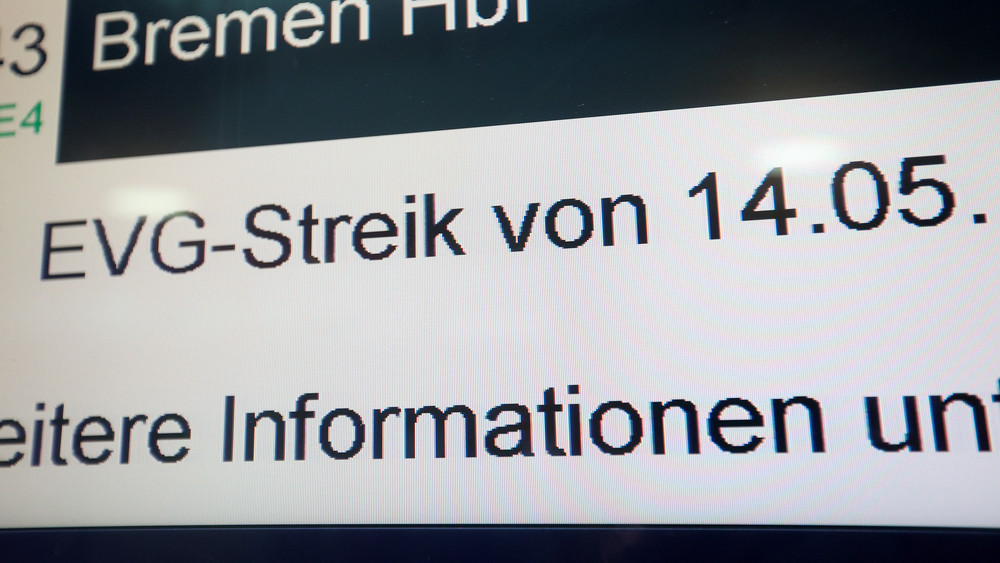 Montag und Dienstag ist der Fernverkehr komplett eingestellt, die meisten Regionalzüge fallen auch aus. (Symbolbild)