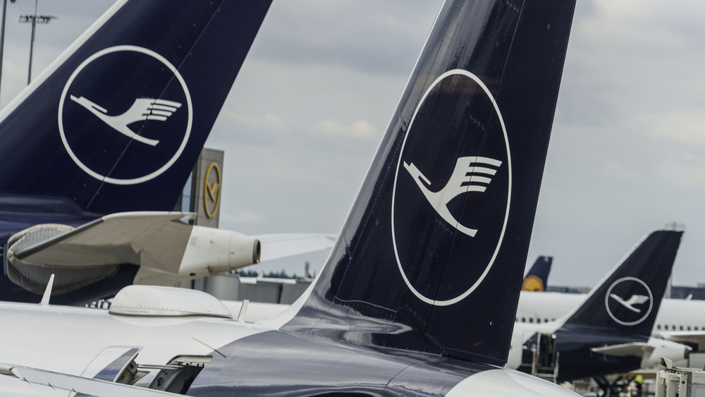 Lufthansa-Maschinen stehen auf dem Vorfeld des Frankfurter Flughafen