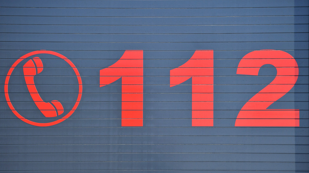 Die Hessinnen und Hessen wählen jedes Jahr rund 1,2 Millionen Mal Hilfe über die Notrufnummer „112“ (Symbolbild).