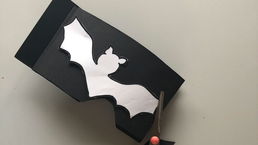 Schablone auf schwarzes Papier zeichnen