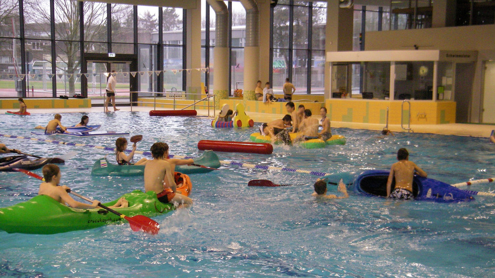 Bunte Kanuboote im Schwimmbecken des Wetzlarer Europabades.