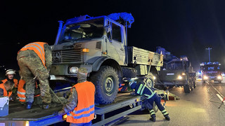 Auto prallt auf A7 bei Malsfeld in Bundeswehr-Unimog