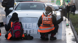 Klima-Aktivisten kleben sich in Kassel auf Fahrbahn fest