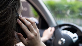 Polizei-Aktion "Focus on the Road" gegen Handy-Nutzung am Steuer