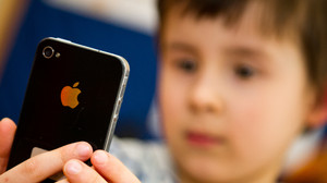 Handy für Kinder schenken: Worauf Eltern achten sollten