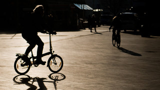 Wettbüro-Überfall in Kelsterbach: Wer ist der Täter auf dem Klapprad?