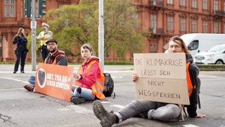 Aktivisten der Letzten Generation kleben sich vor den Mainzer Landtag