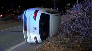 Vom Laster gefallen: Auto landet auf Radweg