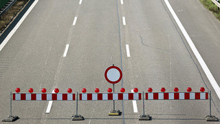 LKW verliert kilometerweit Öl: A480 & A485 bei Gießen stundenlang dich