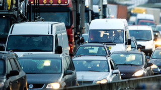 Baustellenschild sorgt für lange Staus auf A4
