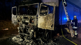 LKW brennt auf A7 bei Hattenbacher Dreieck