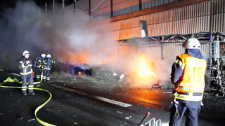 Bus auf A7 bei Kassel ausgebrannt, Fahrbahn stark beschädigt