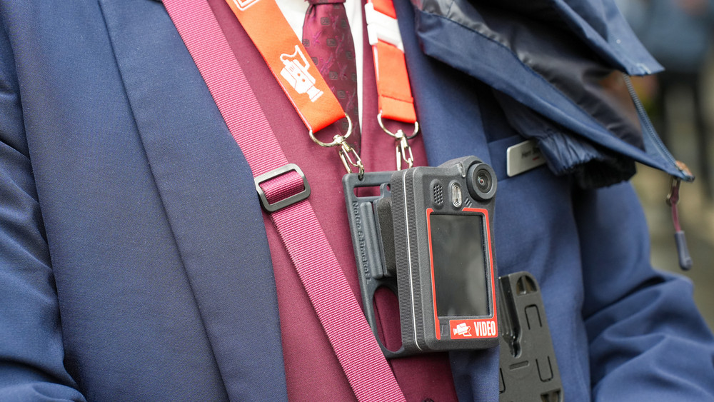 Datenschützer fordern strenge Regeln beim Gebrauch von Bodycams in Zügen der Deutschen Bahn (Archivbild). 