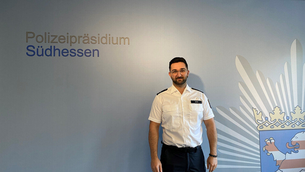 Polizeisprecher Murat Avci erklärt, wie sich die Bürgerinnen und Bürger gegen Einbrecher schützen können.